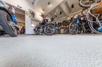 Blick in einen Raum, in dem viele Motorräder stehen.