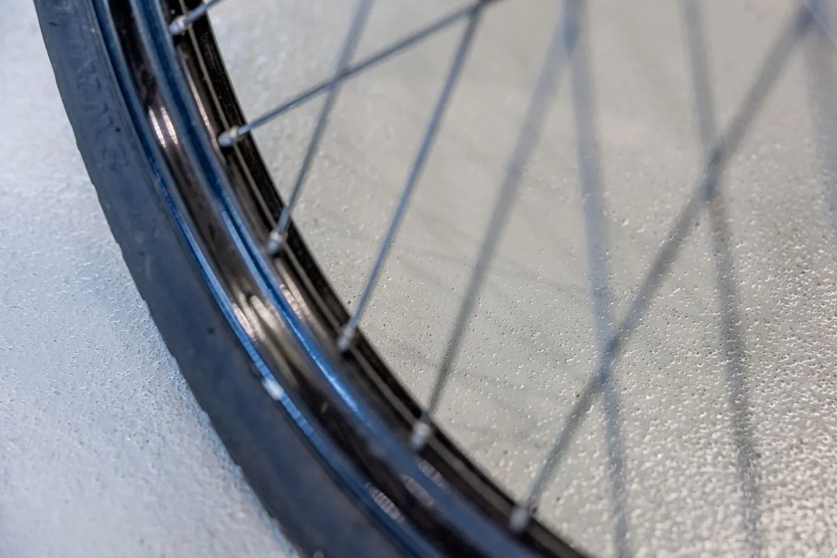 Detailaufnahme einer rutschhemmenden Oberfläche, im Vordergrund ist ein Reifen.