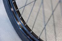 Detailaufnahme einer rutschhemmenden Oberfläche, im Vordergrund ist ein Reifen.