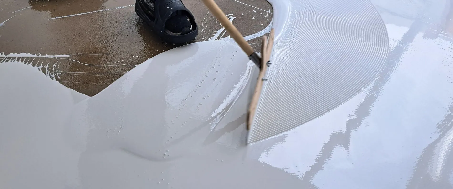 MC-DUR 2060 UV flow wird mit einer Rakel appliziert.