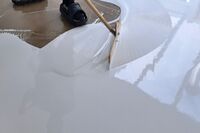 MC-DUR 2060 UV flow wird mit einer Rakel appliziert.