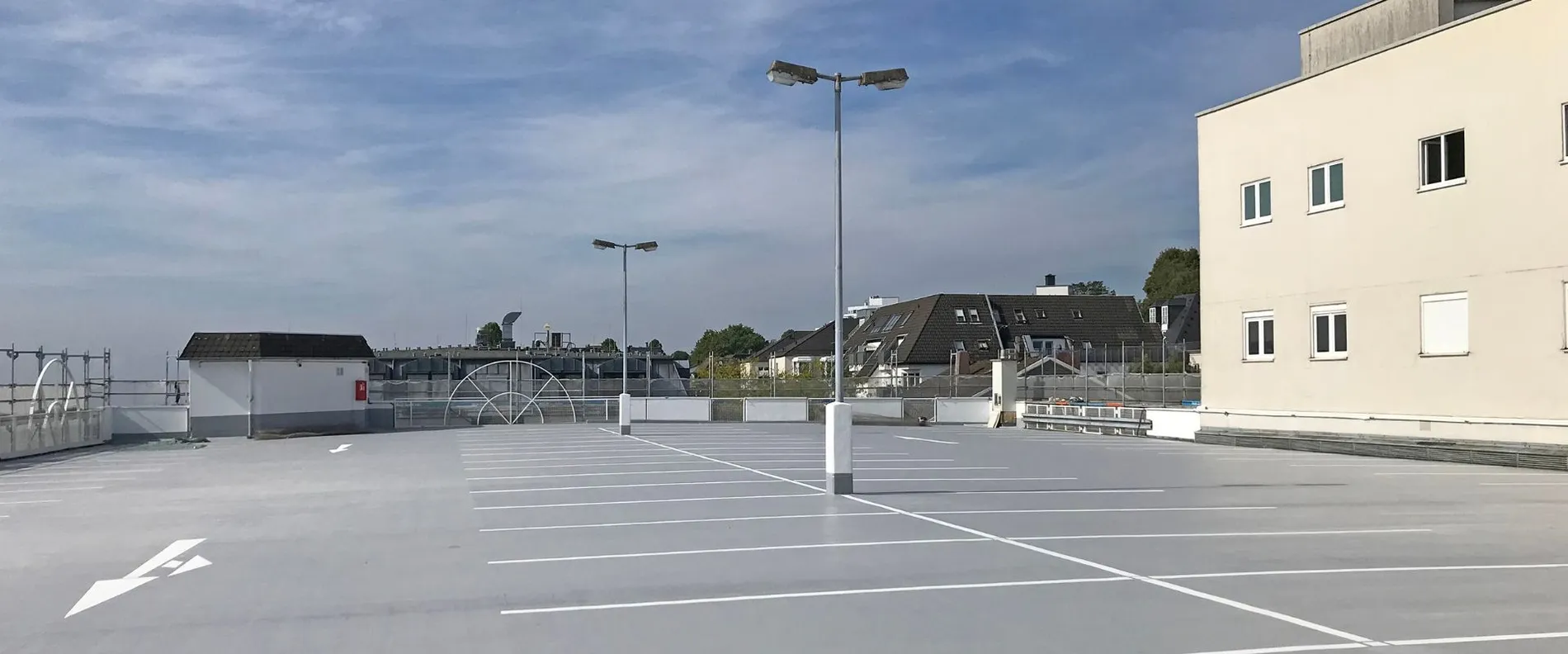Blick auf das Freideck von einem Parkhaus