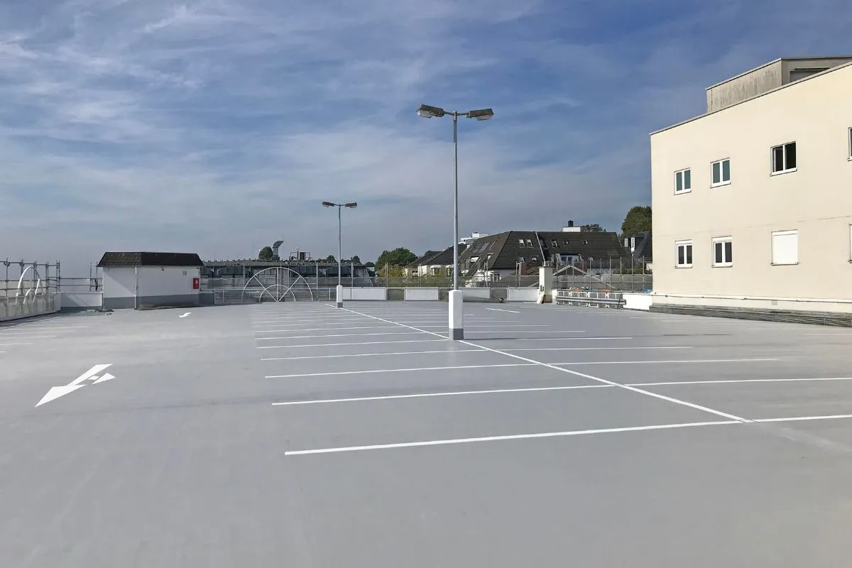 Blick auf ein leeres Freideck eines Parkhauses