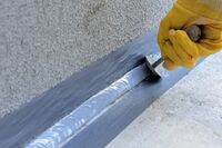 MC-FLEX PU 22 Construct wird mit einem Spachtel appliziert.