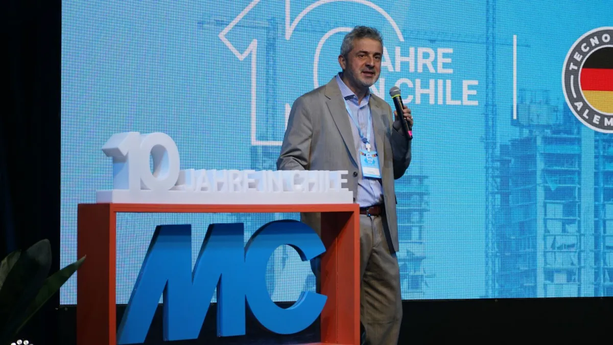 Die Begrüßungsrede hielt Milan Ceric, Geschäftsführer von MC-Bauchemie Chile.
