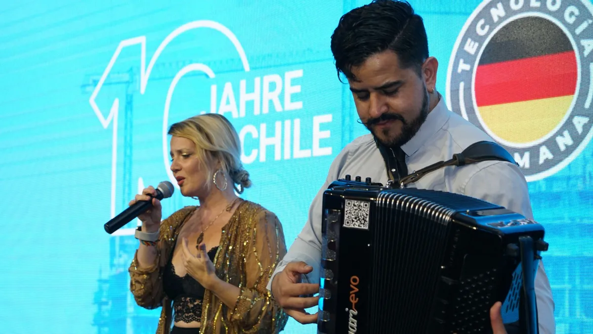 Der Abend klang mit einer mitreißenden Live-Performance von Joaquín Donoso, einem der bekanntesten Akkordeon-Spieler Chiles, und einer italienischen Sängerin aus.