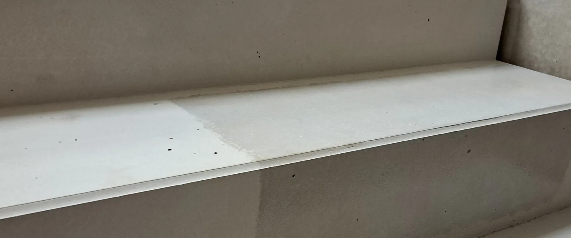 Ansicht einer Treppe, die mit MC-Floor Finish AC versiegelt wurde.