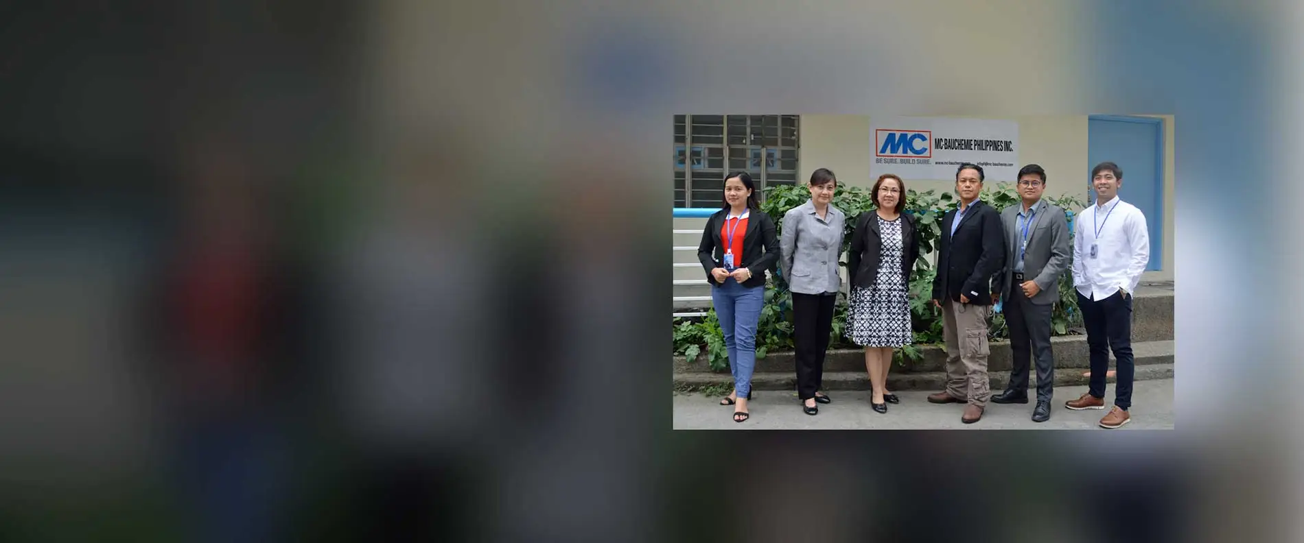 Gruppenbild des Teams der MC-Bauchemie Philippines Inc. mit Geschäftsführerin Shirley Laurel (3. von links) vor dem Firmengebäude in Manila.