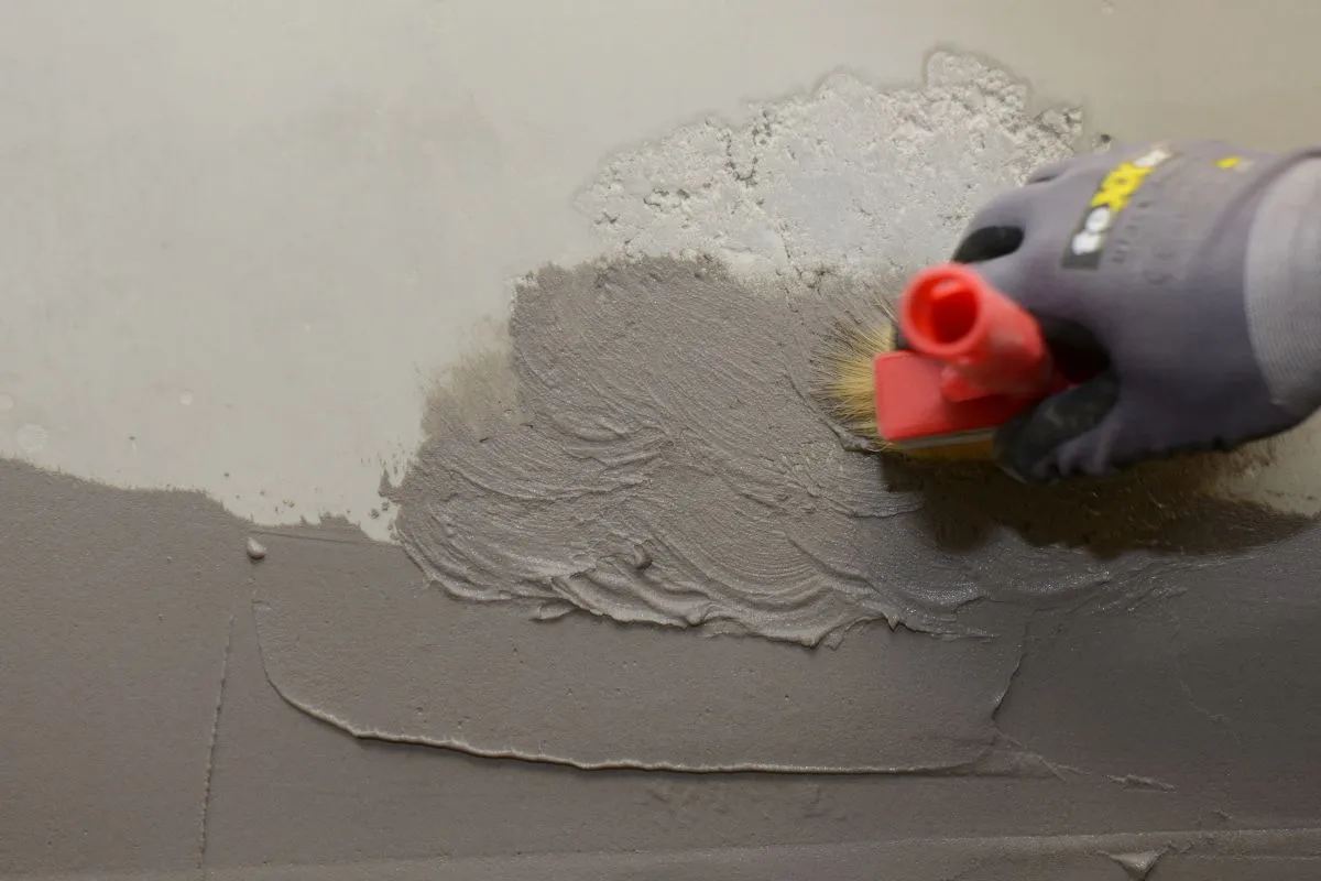 MC-Proof 800 Next wird mit einem Pinsel aufgetragen.