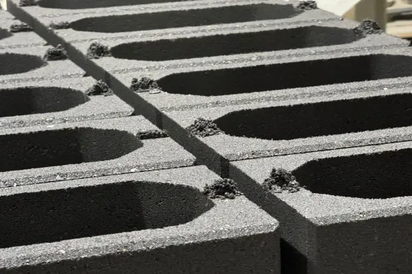 Neue Befüllhilfe für erdfeuchten Beton