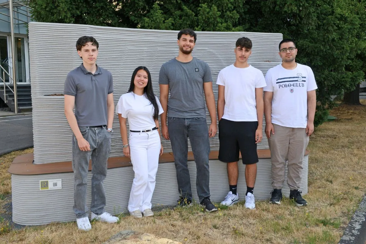 Fünf Personen stehen vor einer Bank