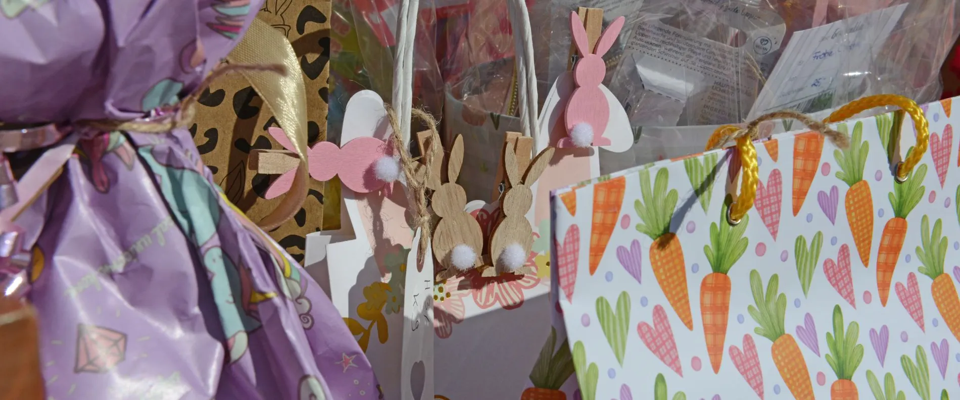 Bild von verpackten Ostergeschenken