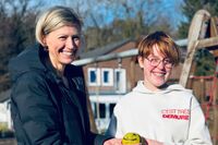 Zwei Personen halten ein bemaltes Osterei in die Kamera