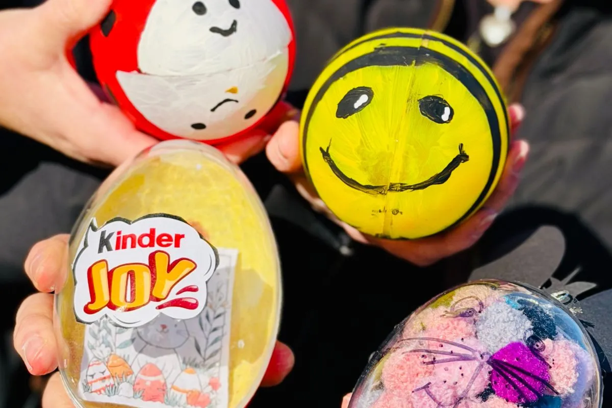 Bild von vier bemalten Ostereiern