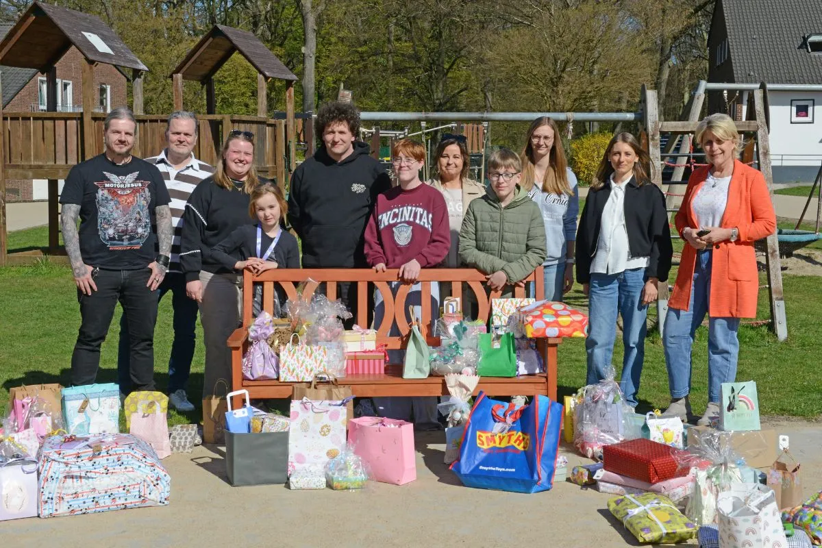 Gruppenbild vor den Geschenken