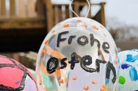 Ein Osterei mit der Aufschrift „Frohe Ostern
