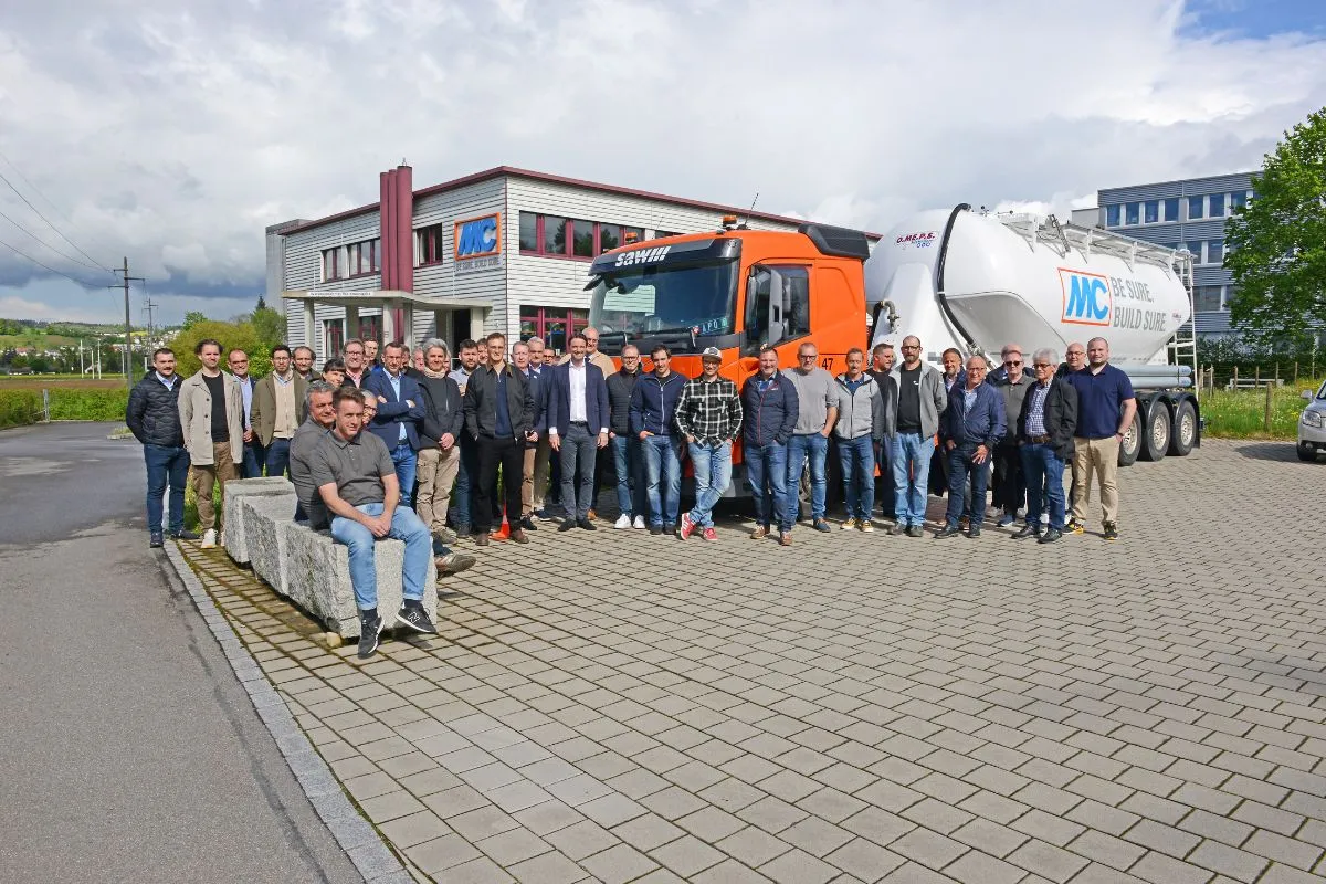 Gruppenbild vor dem Gebäude der MC-Bauchemie in der Schweiz