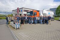 Gruppenbild vor dem Gebäude der MC-Bauchemie in der Schweiz