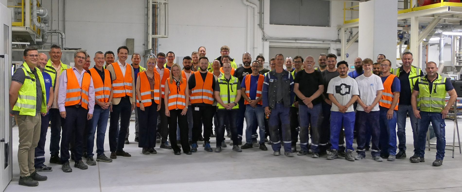 Gruppenfoto im neuen Pulverbetrieb