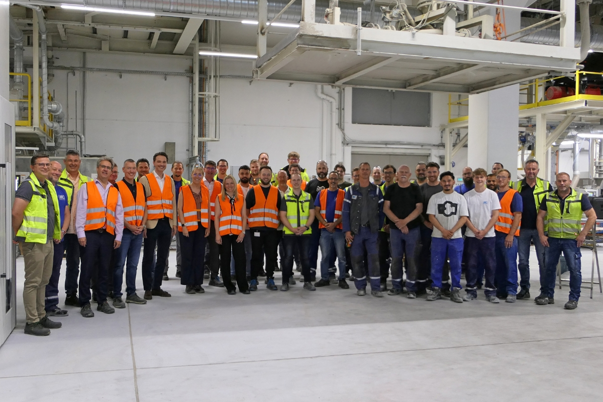 Gruppenfoto im neuen Pulverbetrieb