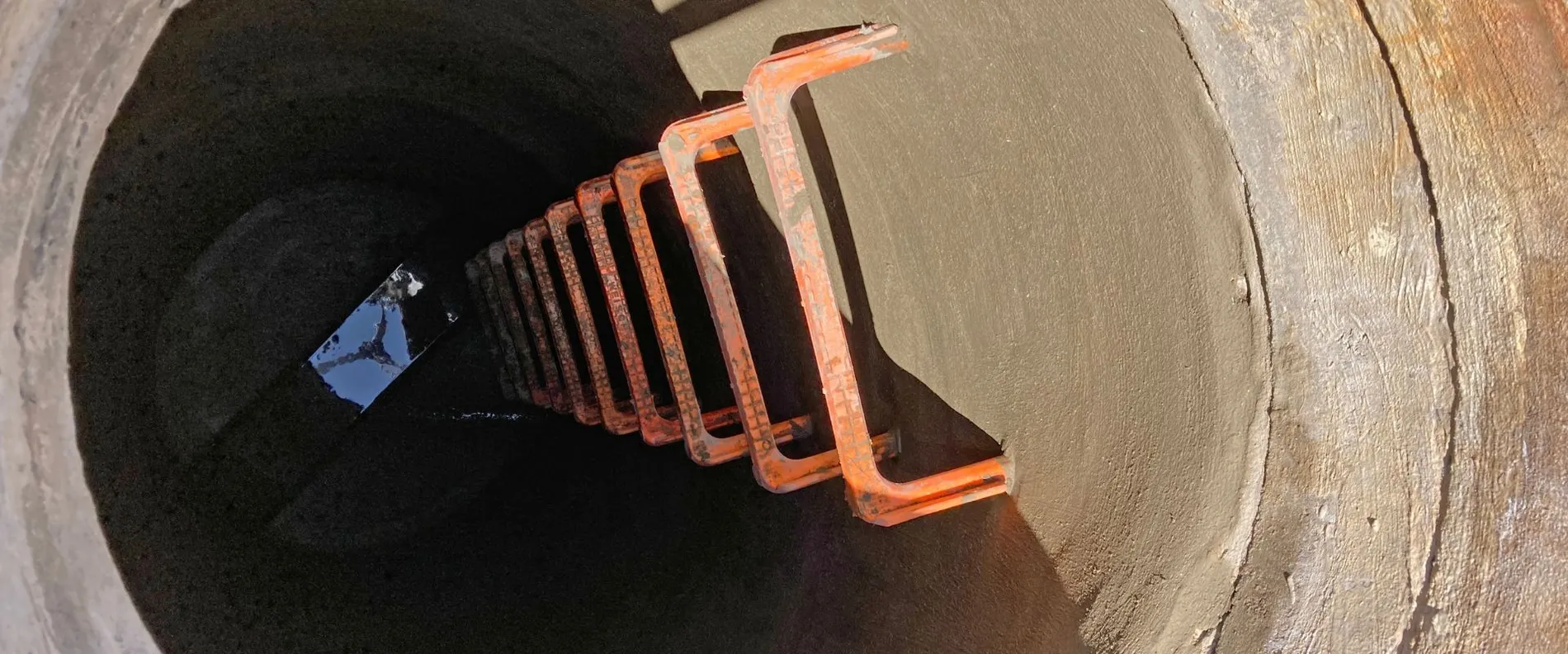 Blick in einen Abwasserschacht