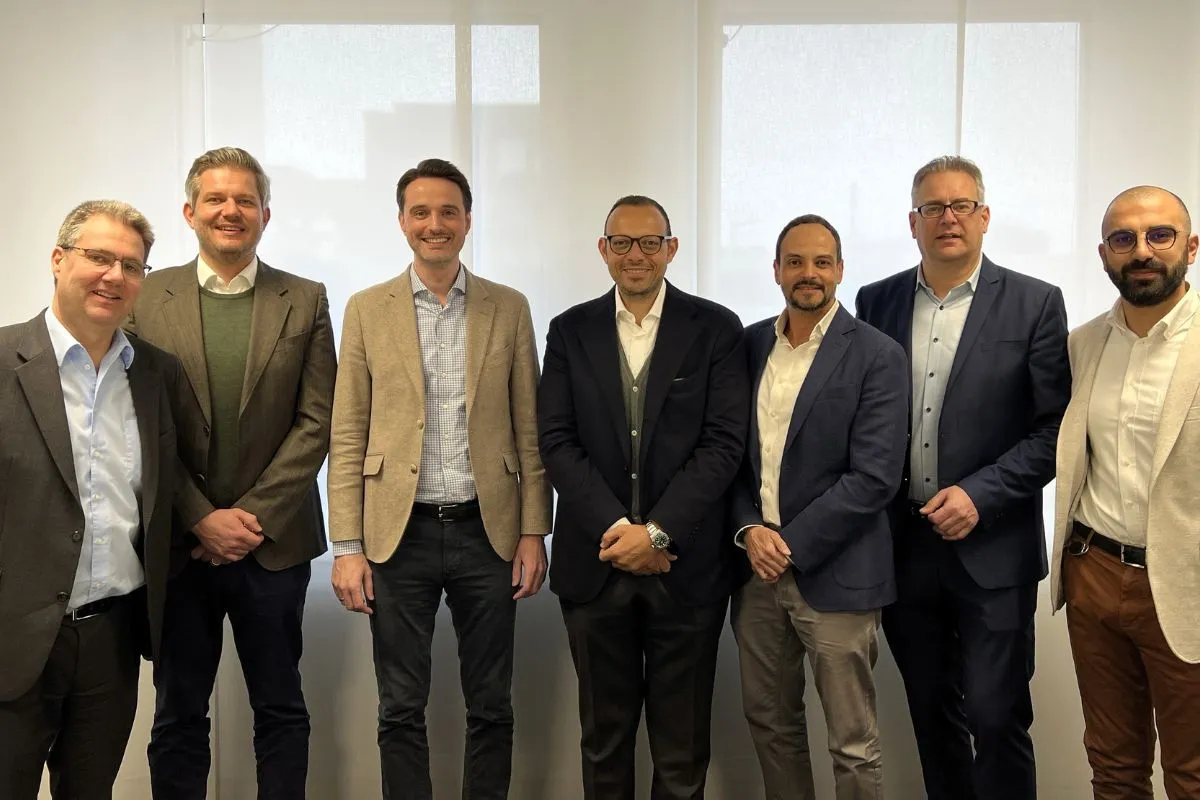 Gruppenbild nach der Unterzeichnung des Joint Ventures