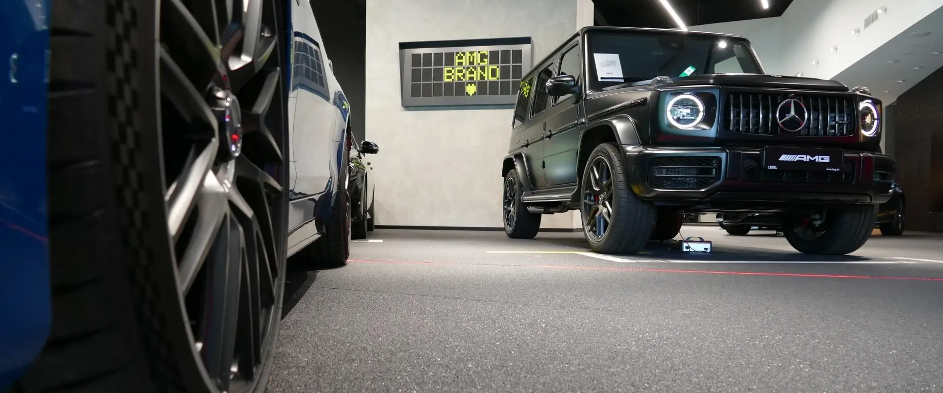 Blick auf den Boden des AMG Performance Centers.