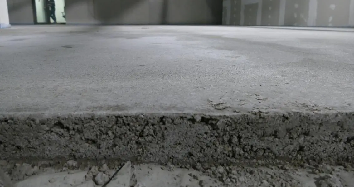 Blick auf den frisch verlegten Estrich im Rohbau.