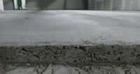 Blick auf den frisch verlegten Estrich im Rohbau.