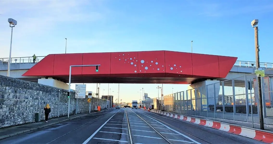 Blick auf die rot glänzende Brücke