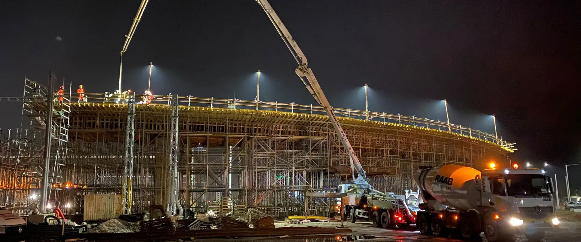 Betonierarbeiten bei Nacht