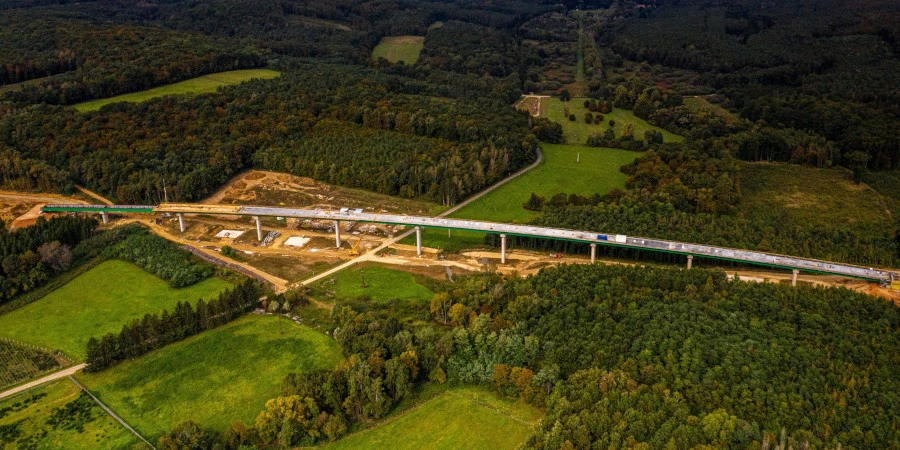 Vogelperspektive auf die fertig gestellte Talbrücke bei Vasszentmihály  