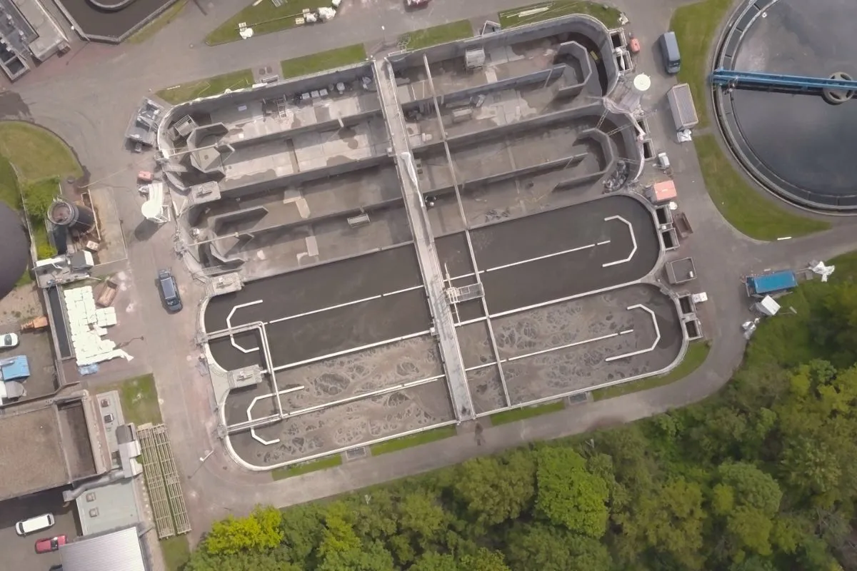 Vogelperspektive auf die Becken der Kläranlage Rheinhausen