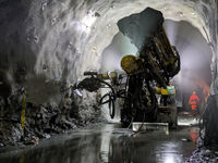 Ein Bohrjumbo im Einsatz beim konventionellen Tunnelbau