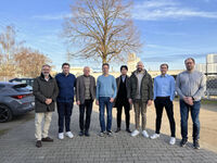Foto des Kernteams der MCU Business Unit vor der Zentrale der MC-Bauchemie in Bottrop.