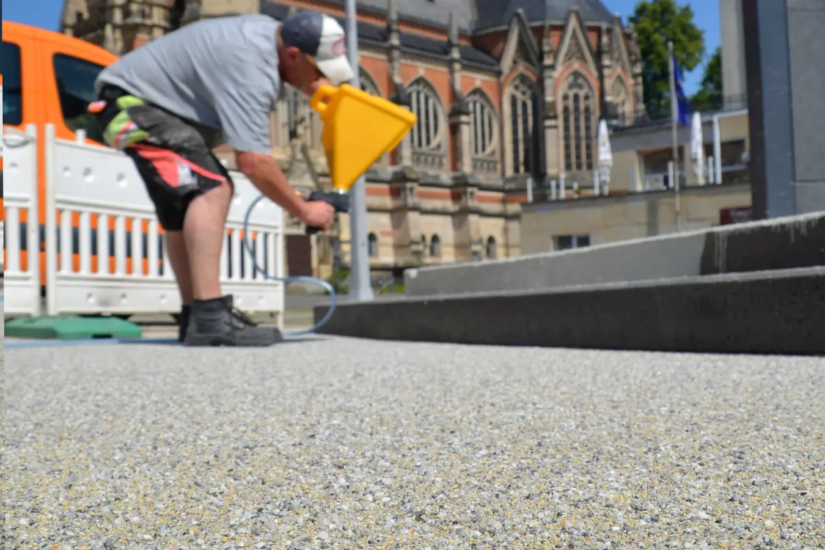 Die grobe Körnung des Bodens wird eingeblasen.