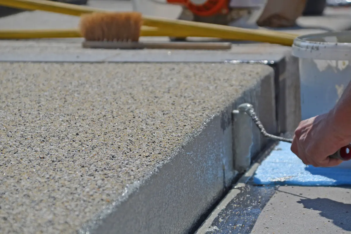 Die farbige Rollbeschichtung MC-DUR TopSpeed wird als Einstreuschicht appliziert.