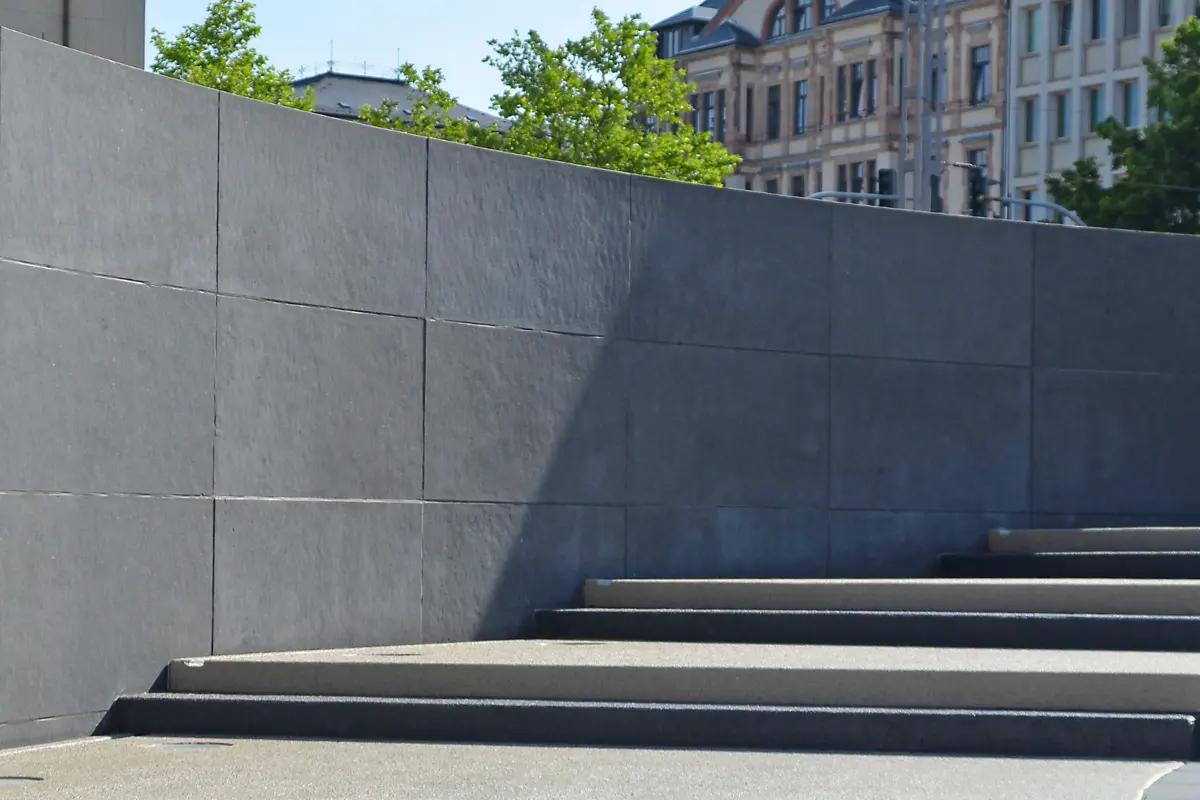 Mit dem Beschichtungssystem MC-DUR TopSpeed gelang es, die Treppenanlage auf dem Theaterplatz denkmalgerecht zu erhalten.