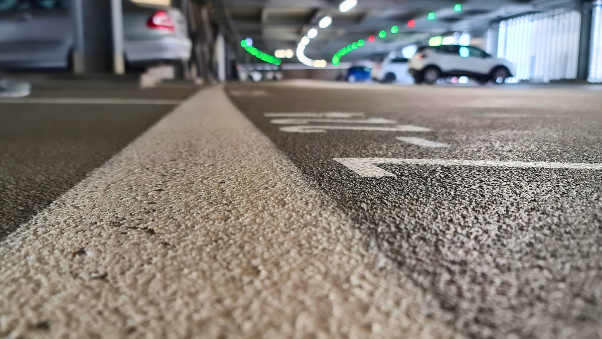 Foto des Parkhauses in Zürich-Kloten von innen mit Bodenbeschichtung der MC