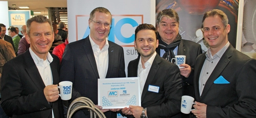 Volker Neubert, Geschäftsführer der Aarsleff Rohr-sanierung GmbH, und Mubarak Bunjaku, Oberbau-leiter in der Aarsleff Niederlassung Köln/Bonn, (Bildmitte v.l.n.r.) nahmen die 100 Kaffeebecher mit der Aufschrift „100 Tonnen Tasse“ von Markus Lebek, Vertriebsleiter ombran Deutschland, Michael Goldschmidt, Vertriebsleiter ombran International, und Andreas Over, ombran Fachberater, (v.l.n.r.) entgegen. <br>&copy; MC-Bauchemie 2019