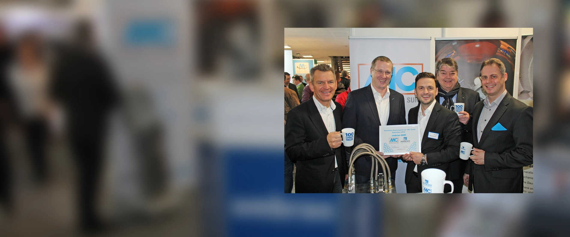 Gruppenbild mit 100-Tonnen-Kaffeebecher