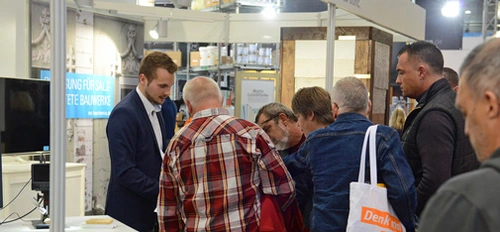 Reges Interesse am Messestand der MC-Bauchemie auf der Denkmal 2018 in Leipzig. <br>© MC-Bauchemie 2025