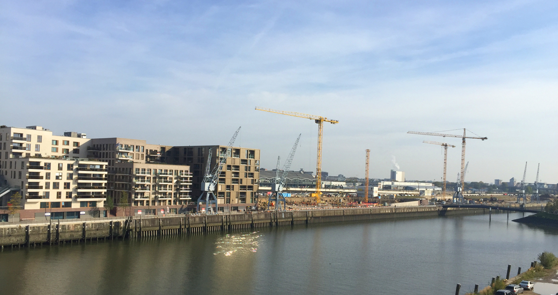 Das Gebäude des Campus Futura (links), die Baustellen rechts sind die sogenannten Creative Blocks.