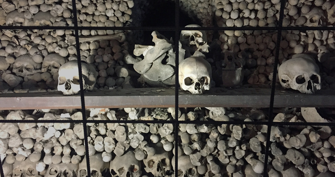 Feuchtigkeit und Salze hatten dem Mauerwerk der drei oben abgebildeten historischen Bauwerke stark zugesetzt. Blick auf einen der Knochenberge im Beinhaus in Sedlec.