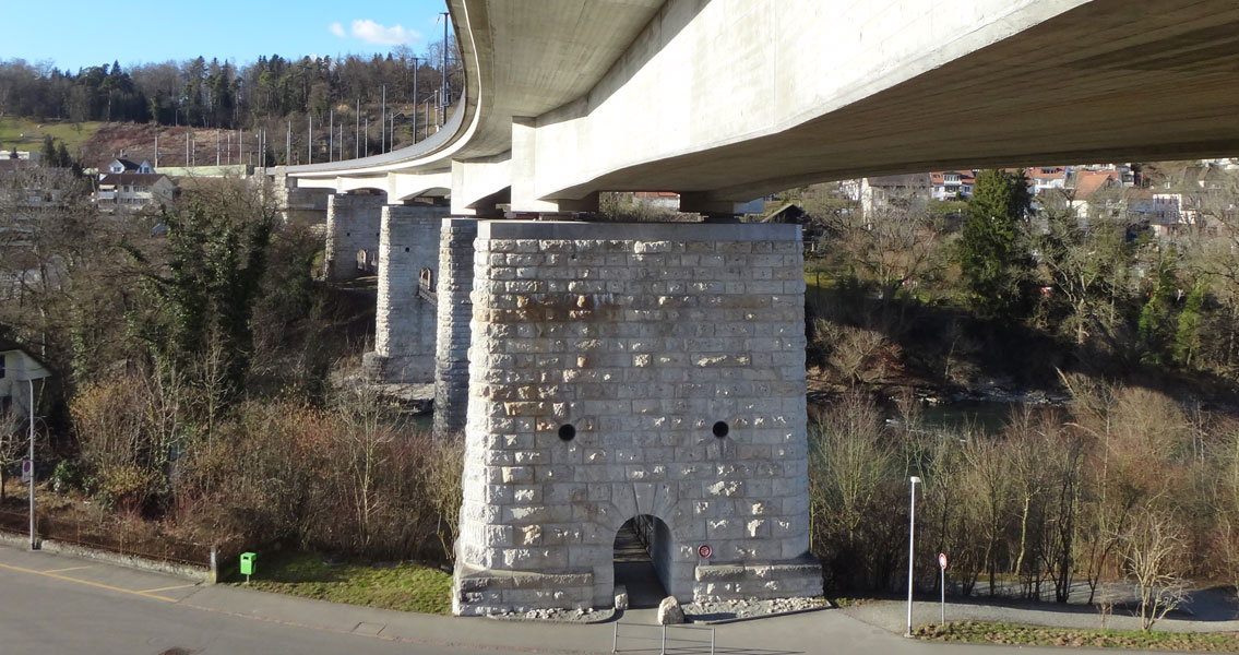Nach der Begehung der Brücke informierten Fachreferenten über das herausfordernde Bau- und Instandsetzungsprojekt vor über 20 Jahren.