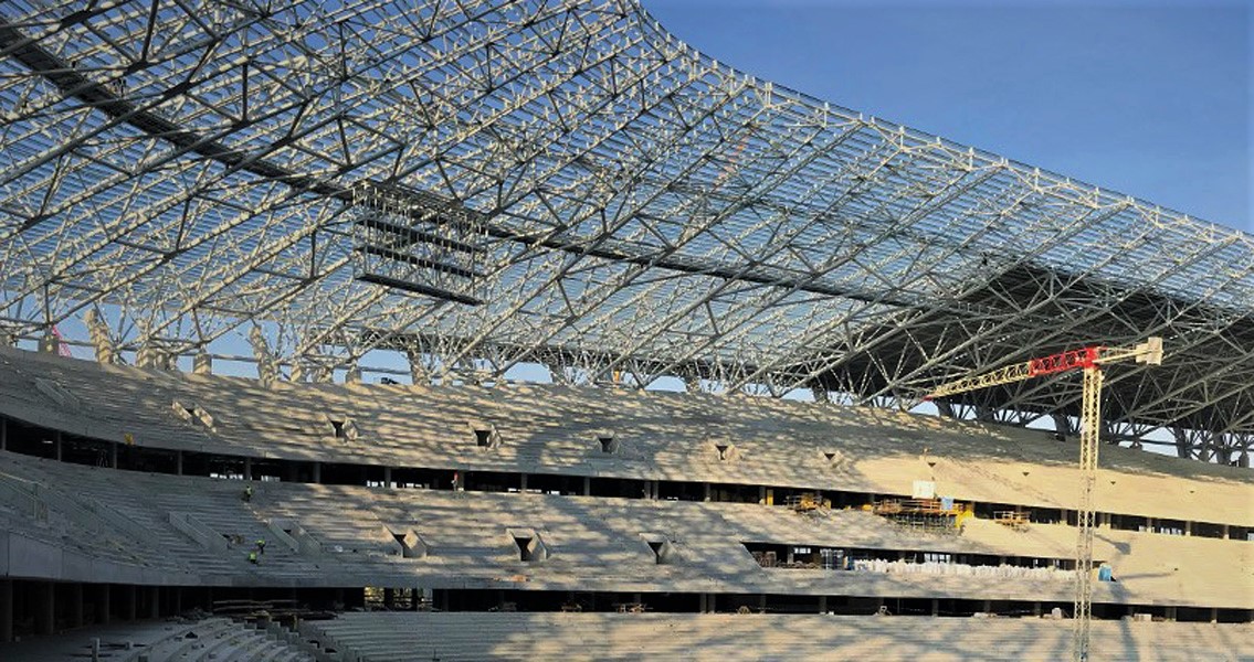 Blick auf die Ränge des Neuen Puskás-Stadions in Budapest. Dort wurden 15.000 m² Bodenfläche auf den Tribünen mit MC-Floor TopSpeed flex, der flexibilisierten Rollbeschichtung mit rissüberbrückenden Eigenschaften, ausgeführt.