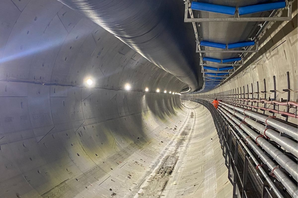 Ein Arbeiter, der im neuen Tunnel des HS2-Projekts steht