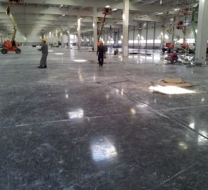 Nachbehandlung von Industrieböden mit Emcoril Compact