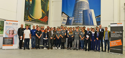 Gruppenbild mit den Akteuren des Social-Day 2018 in Bottrop im Schulungs- und Trainingszentrum der MC-Bauchemie in der Müllerstraße.