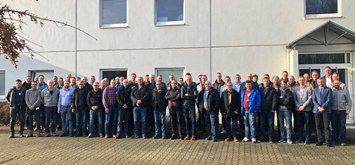 3. ombran Erfahrungsaustausch: Gruppenbild der Teilnehmer vor dem Ausbildungs- und Schulungszentrum der MC-Bauchemie in Bottrop.